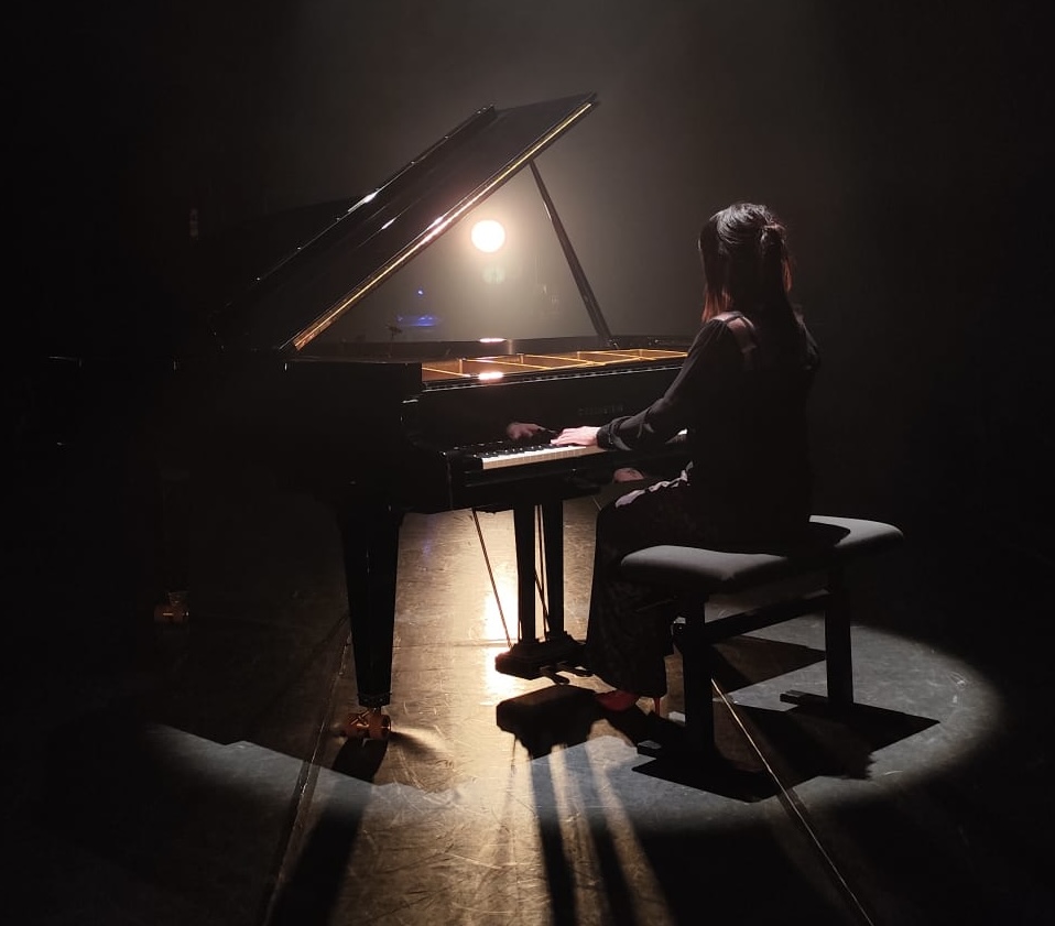 Marjorie Vagner au piano sur scène.